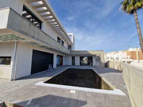Moradia moderna T5, com garagem e piscina, para venda em Tavira