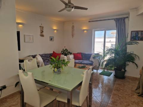 Apartamento T2 com terraço privado e suíte no centro de Olhão