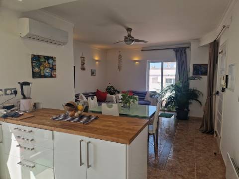 Apartamento T2 com terraço privado e suíte no centro de Olhão