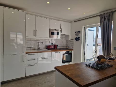 Apartamento T2 com terraço privado e suíte no centro de Olhão