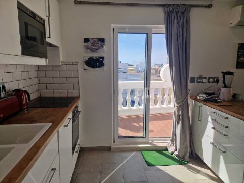Apartamento T2 com terraço privado e suíte no centro de Olhão