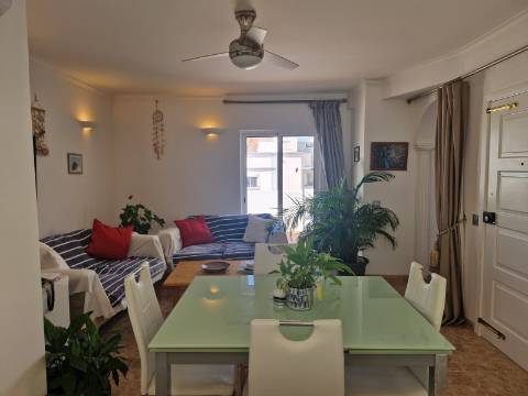 Apartamento T2 com terraço privado e suíte no centro de Olhão