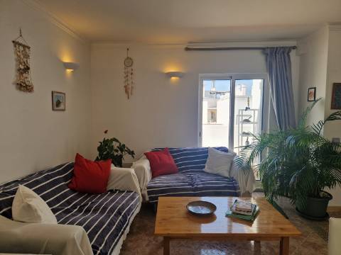 Apartamento T2 com terraço privado e suíte no centro de Olhão