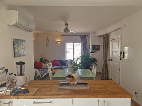 Apartamento T2 com terraço privado e suíte no centro de Olhão