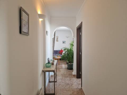 Apartamento T2 com terraço privado e suíte no centro de Olhão