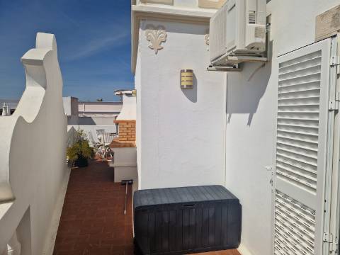 Apartamento T2 com terraço privado e suíte no centro de Olhão