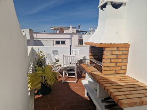 Apartamento T2 com terraço privado e suíte no centro de Olhão