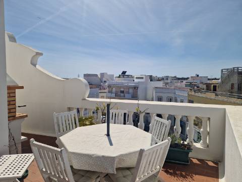 Apartamento T2 com terraço privado e suíte no centro de Olhão