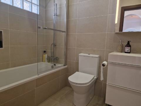 Apartamento T2 com terraço privado e suíte no centro de Olhão