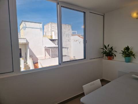 Apartamento T2 com terraço privado e suíte no centro de Olhão