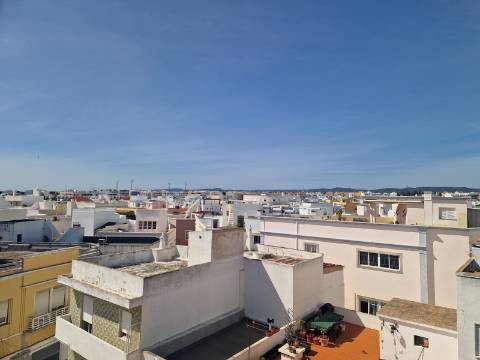 Apartamento T2 com terraço privado e suíte no centro de Olhão