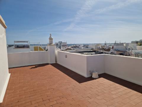 Apartamento T2 com terraço privado e suíte no centro de Olhão