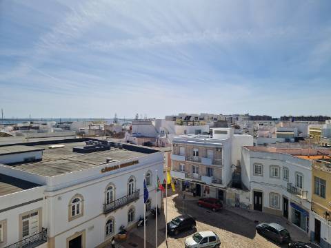 Apartamento T2 com terraço privado e suíte no centro de Olhão