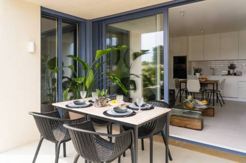 Apartamento T2 com Varanda com acesso a Piscina e garagem