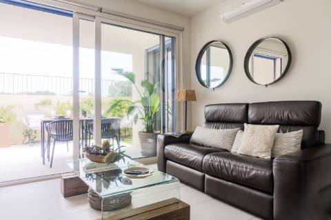 Apartamento T2 com Varanda com acesso a Piscina e garagem