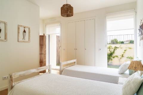 Apartamento T2 com Varanda com acesso a Piscina e garagem