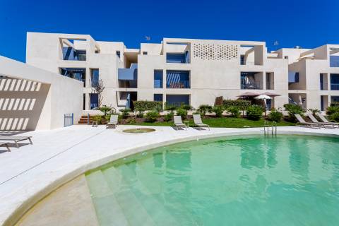 Apartamento T2 com Varanda com acesso a Piscina e garagem