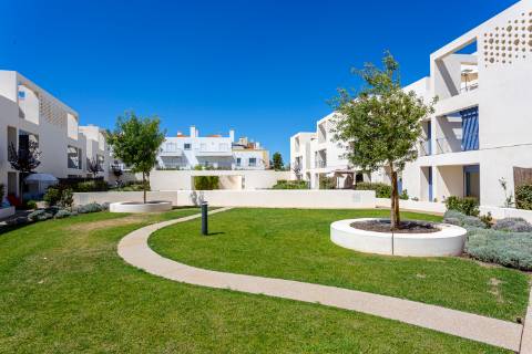 Apartamento T2 com Varanda com acesso a Piscina e garagem