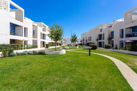 Apartamento T2 com Varanda com acesso a Piscina e garagem