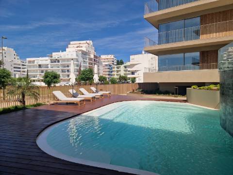 Apartamento beira-mar em Quarteira com piscina e garagem