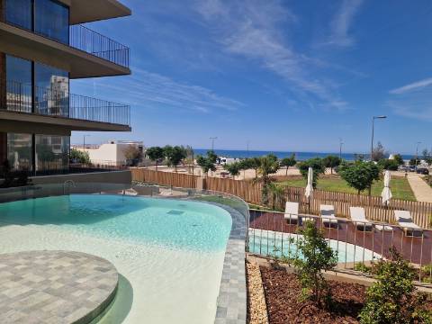 Apartamento beira-mar em Quarteira com piscina e garagem