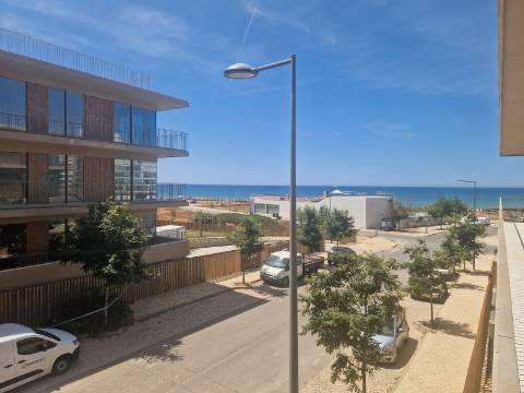 Apartamento beira-mar em Quarteira com piscina e garagem