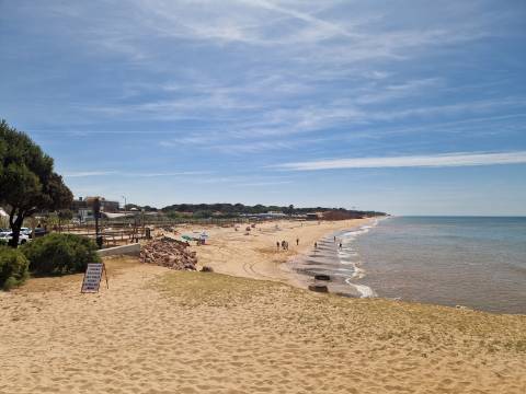 Oceanfront T2 com Piscina e Garagem em Quarteira