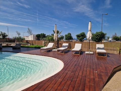 Oceanfront T1 com Piscina e Garagem em Quarteira