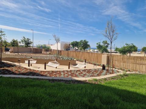 Oceanfront T1 com Piscina e Garagem em Quarteira