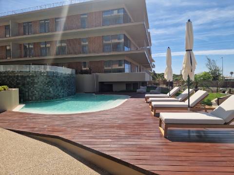 Apartamento em Quarteira com Piscina e Vista Mar