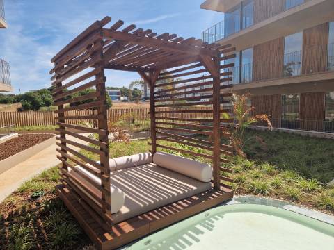 Apartamento em Quarteira com Piscina e Vista Mar