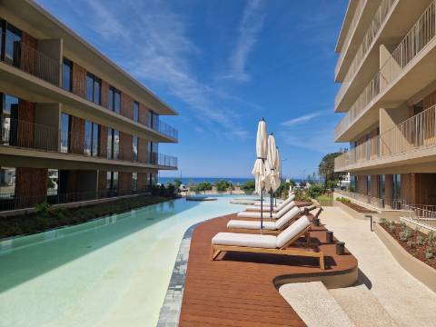 Apartamento T3 em Quarteira com Piscina, Vista Mar e Garagem