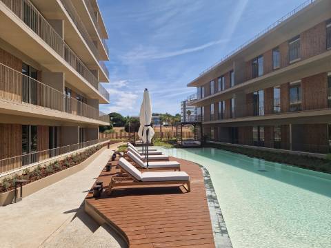 Apartamento T3 em Quarteira com Piscina, Vista Mar e Garagem