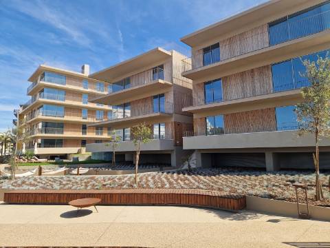 Apartamento T3 em Quarteira com Piscina, Vista Mar e Garagem