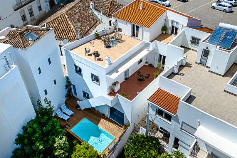 Moradia com Garagem, Piscina, Jardim e amplos Terraços, para venda no centro histórico de Tavira.