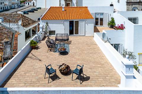 Moradia com Garagem, Piscina, Jardim e amplos Terraços, para venda no centro histórico de Tavira.
