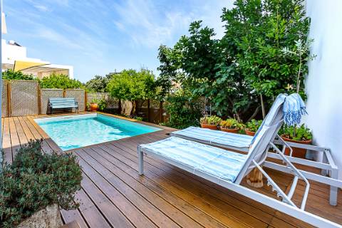 Moradia com Garagem, Piscina, Jardim e amplos Terraços, para venda no centro histórico de Tavira.