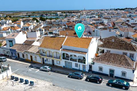 Moradia com Garagem, Piscina, Jardim e amplos Terraços, para venda no centro histórico de Tavira.