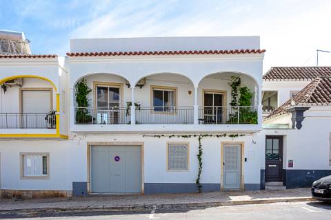 Moradia com Garagem, Piscina, Jardim e amplos Terraços, para venda no centro histórico de Tavira.
