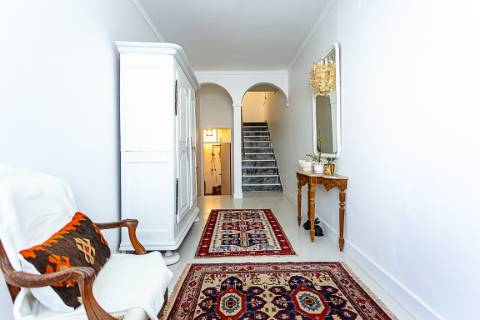 Moradia com Garagem, Piscina, Jardim e amplos Terraços, para venda no centro histórico de Tavira.