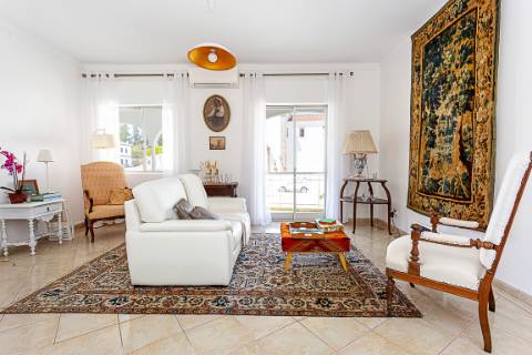 Moradia com Garagem, Piscina, Jardim e amplos Terraços, para venda no centro histórico de Tavira.