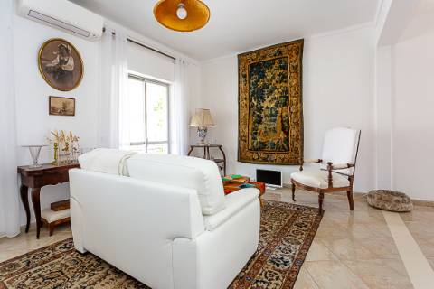 Moradia com Garagem, Piscina, Jardim e amplos Terraços, para venda no centro histórico de Tavira.