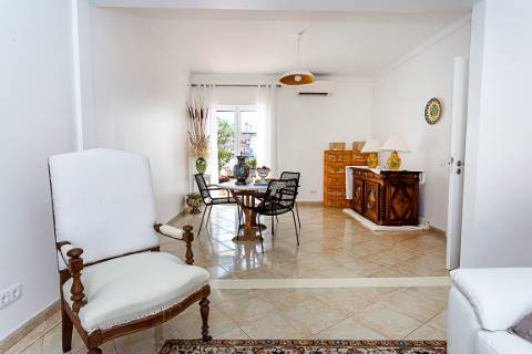 Moradia com Garagem, Piscina, Jardim e amplos Terraços, para venda no centro histórico de Tavira.