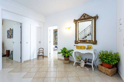 Moradia com Garagem, Piscina, Jardim e amplos Terraços, para venda no centro histórico de Tavira.