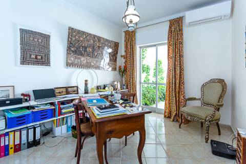 Moradia com Garagem, Piscina, Jardim e amplos Terraços, para venda no centro histórico de Tavira.