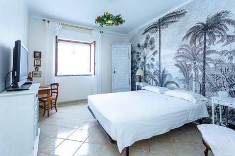 Moradia com Garagem, Piscina, Jardim e amplos Terraços, para venda no centro histórico de Tavira.