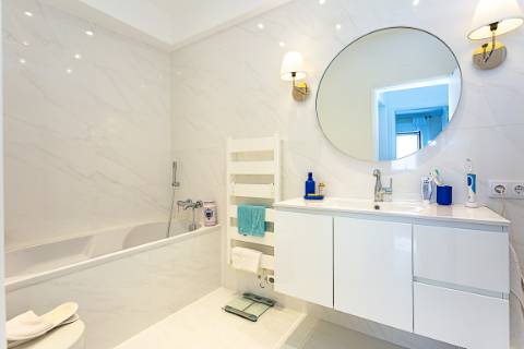 Moradia com Garagem, Piscina, Jardim e amplos Terraços, para venda no centro histórico de Tavira.