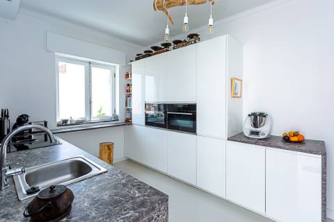 Moradia com Garagem, Piscina, Jardim e amplos Terraços, para venda no centro histórico de Tavira.