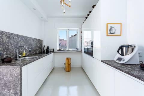 Moradia com Garagem, Piscina, Jardim e amplos Terraços, para venda no centro histórico de Tavira.