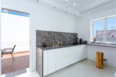 Moradia com Garagem, Piscina, Jardim e amplos Terraços, para venda no centro histórico de Tavira.